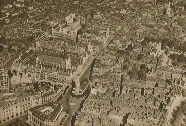 Lain pesä, kuten harvat lontoolaiset ovat koskaan nähneet: Temppeli ja tuomioistuimet, 1935.