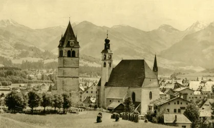 Liebfrauenkirche ja St Andreasin kirkko, Kitzbühel, Tiroli, Itävalta, n. 1935.