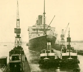 Hinaajien vetämä Majestic saapuva kuivatelakka, vuodelta 1930.