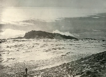 Erebuksen vanha kraatteri, taustalla vanhempi kraatteri, c1908, 1909