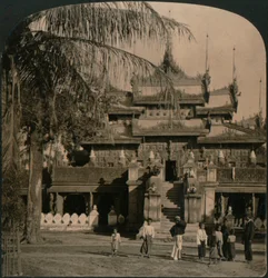 Queens Golden Monastery, itämaisen arkkitehtuurin helmi, Mandalay, Burma, 1907
