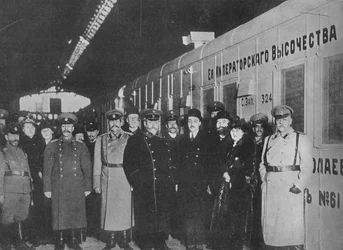 Venäjän sotaministeri tarkastamassa Punaisen Ristin junaa, joka oli lähdössä rintamalle, 1915