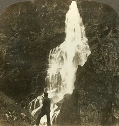 Sevlen putoukset jyskyttävät ja roiskuvat, lähellä Stalheims-hotellia, Naerodal, Norja, vuosi 1905.
