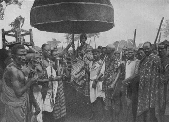 Akimin hillitty kuningas kantoi valtion tuoliaan, 1902