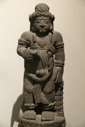Victoria and Albert Museum. Suojelijahahmo eeppisestä draamasta. Vulkaaninen kivi. Indonesia (Itä-Java). 1400-1500. Majapahit aika. Yhdistynyt kuningaskunta