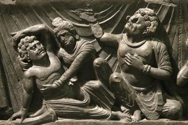 Victoria and Albert Museum. Osa helpotusta Buddhan kuolemasta (parinirvana). 200-400. Kushanin kausi. Liuske. Gandhara / Luoteis-Pakistan. Yhdistynyt kuningaskunta