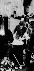 W.V.S. Teki monia töitä. Tässä on W.V.S. nainen, joka johtaa kenttäkeittiötä, c1941 1942
