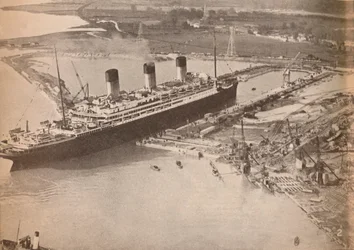 White Star Liner Majestic saapuu maailman suurimmalle hautalaiturille Southamptonissa, c1934, 19