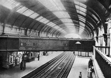Westbournen akveduktin kulku Sloane Squaren aseman yli, Lontoo, 1926-1927