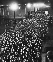 Väkijoukko, joka odotti ohikulkuaan King George vs katafalkin Westminster Hallissa Lontoossa tammikuussa 1936