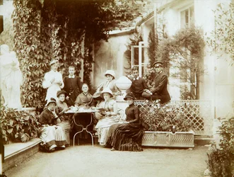 Herttua Fjodor Uvarovin perhe maalaistalossaan Poretšjessä, Venäjällä, 1880-luku