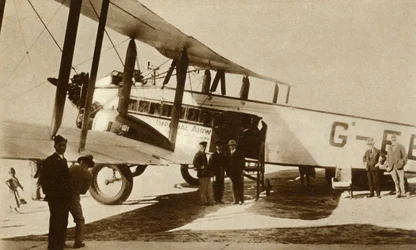 Ensimmäinen Indian Air Mail saapuu Croydonin lentokentälle Etelä-Lontoossa, 1929, 1935.