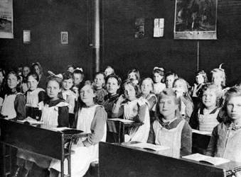 Tytöt, jotka asuvat tohtori Barnardosin kodissa Lontoon Barkingsidessa, 1926-1927