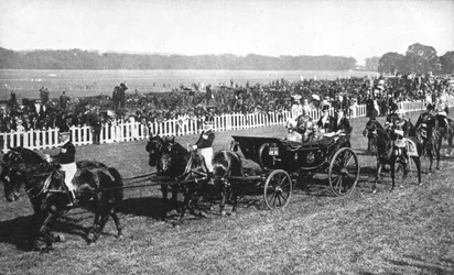 Kuningas ja kuningatar saapuvat Leopardstownin kilpailuihin Dublinissa heinäkuussa 1911, 1936