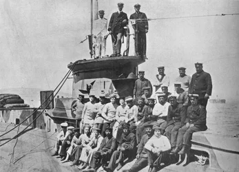 HM-sukellusvene E14, 1915 upseerit ja miehistö.
