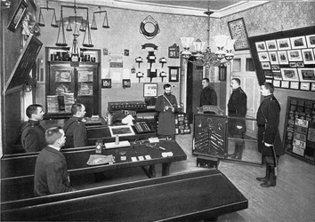Poliisi värvää Pietarin poliisikouluun, 1903