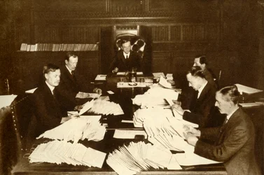 Kohtaus Lord Chancellors -toimistossa...Kenraalinvaalit, 1923, 1935.