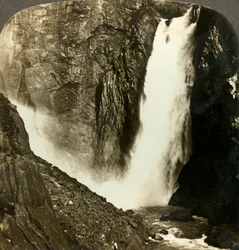 Voimakkaan Voringfosin, yhden Norjan suurimmista vesiputouksista, kuohuvat vedet vuodelta 1905.