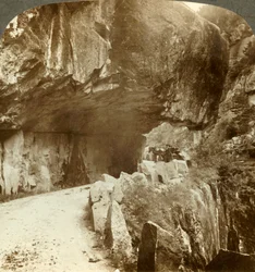 Upea Bratlandsdal-tie, joka räjäytettiin vuorenseinien läpi, Norja, 1905.