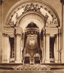 Valtaistuimet Buckinghamin palatsin juhlasalissa, 1935