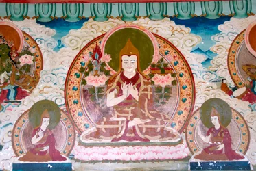 Tiibetin buddhalaisuus; seinämaalaus; Lama Tsongkharpa; Gelug-koulu; keltaiset korkit; meditaatio; erilaisia käsien asentoja; mudrat; Yongning; Zhamein temppeli; Lugu Hu järven alueella; Yunnanin maakunta; Kiinan kansantasavalta; Aasia