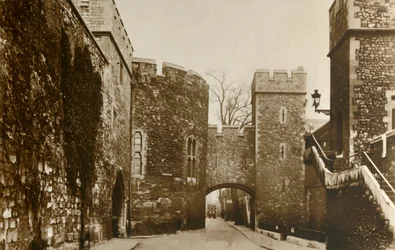 Lontoon Tower...Bloody Tower...St. Thomass Tower ja Wakefield Tower, vuodelta 1910.