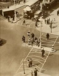 Liikenne ja jalankulkijat Trafalgar Squarella Lontoossa, 1935.