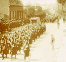 Joukot marssivat, Alveringem, Flanderi, Belgia, c1914-c1918