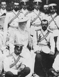 Venäjän tsaari Nikolai II ja tsaari Aleksandra Fjodorovna armeijan upseeriryhmän kanssa, v. 1904