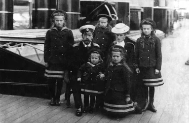 Tsaari Nikolai II ja Venäjän tsaariina Aleksandra ja heidän lapsensa, 1907.