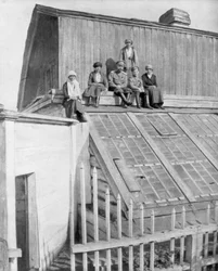 Tsaari Nikolai II ja hänen lapsensa istumassa kasvihuoneessa, Tobolsk, Siperia, Venäjä, 1917