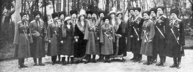Venäjän tsaari Nikolai II ja hänen perheensä ennen kruunua luopumista, 1917
