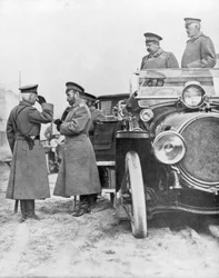 Tsaari Nikolai II vierailee Venäjän rintamalla toukokuussa 1915