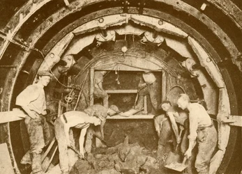 Putkitunnelin kaivaminen Greathead Boring Shieldin avulla, n. 1930.