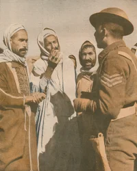 Tunisian arabit toivottavat tervetulleeksi brittiläisen kersantin Chaouachissa, 1943