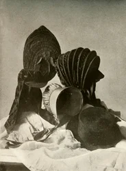 Kaksi silkkikalassia, ratsastuslakki, kveekaripäällinen, hattu, hanskat ja hame, 1700-luku, 1937.