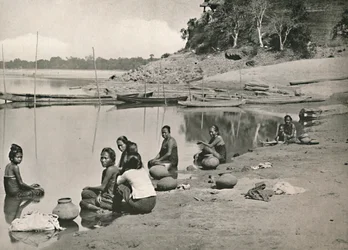 Tyypillinen joenvarsikohtaus suuresta Irrawaddysta - Naiset kylpemässä ja ammemassa vettä, 1900.