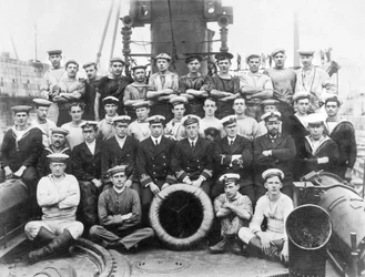 Yhdistynyt kuningaskunta : Officers and Ships Company H.M.T.B 98, 344. sodanpäivä - c1915