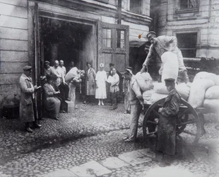 Ruoan purkaminen, Tiedemiestalo, Petrograd, Venäjä, c1920-c1924