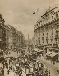 Regent Streetin yläosa, Lontoon ostosten paratiisi, vuodelta 1935.