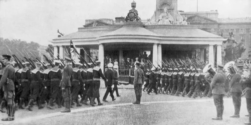 Voiton paraati Victoria Memorialin ja Buckinghamin palatsin ohitse Lontoossa 19. heinäkuuta 1919