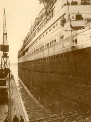 Näkymä Majesticin oikealta puolelta, kun hän astui kelluvaan kuivatelakkaan, vuodelta 1930.