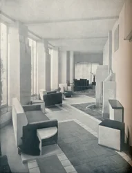 Näkymä Aurinkohuoneesta päivänvalossa, kolme ikkunaa ja pylväitä, 1930