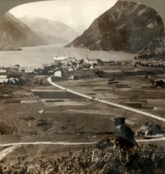 Kylän katot ja aurinkoiset kentät Odden N. kapealla vuori-seinämäisellä Sorfjordilla, Norjassa, 1905.