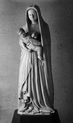 Neitsyt ja lapsi -veistos, joka johtuu John of Cambraista (1300-luvun loppu). 1408. Celestiinien kirkko, Marcoussis (Essonne)