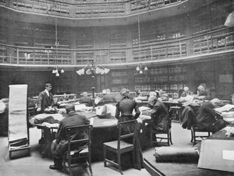 Vierailijat, jotka etsivät teoksia julkisessa kirjatoimistossa, Chancery Lane, Lontoo, 1903