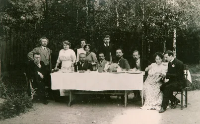 Vierailijat venäläisen kirjailijan Aleksanteri Kuprinin ja hänen perheensä kanssa, Gatchina, Venäjä, 1900-luvun alku