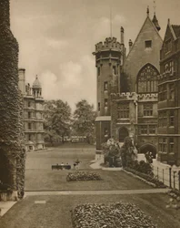 Näkymä Middle Temple Gardensista Fountain Courtista, vuodelta 1935.