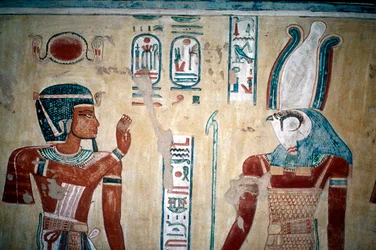 Seinämaalaus Ramses III:sta ennen Horusta, Kuningattaren laakso, Luxor, Egypti, 1100-luvulla eKr.