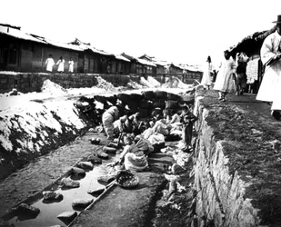 Vaatteiden pesu ulkona, Korea, 1900
